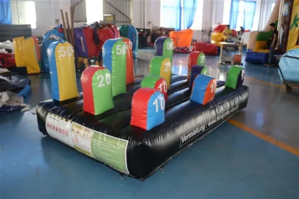 Aufblasbares Ringwurfspiel BIG Ringe Weitwurf mit farbigen Zielstangen und Punktezahlen, Fun Game mieten für Firmenanlässe und Kinderfeste