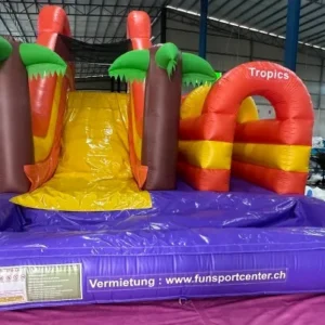 Wasserrutsche Tropics von vorne mit lila Wasserbecken und Tropics-Schriftzug, mieten schweizweit für Sommerfeste und Kindergeburtstage