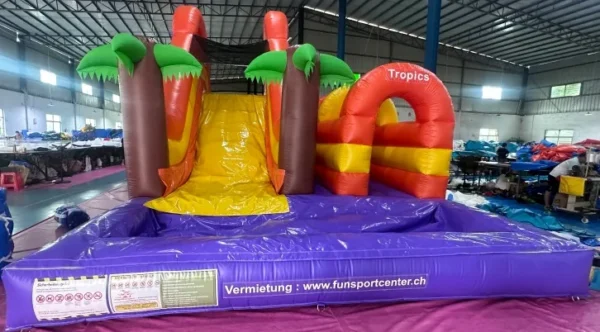 Wasserrutsche Tropics von vorne mit lila Wasserbecken und Tropics-Schriftzug, mieten schweizweit für Sommerfeste und Kindergeburtstage